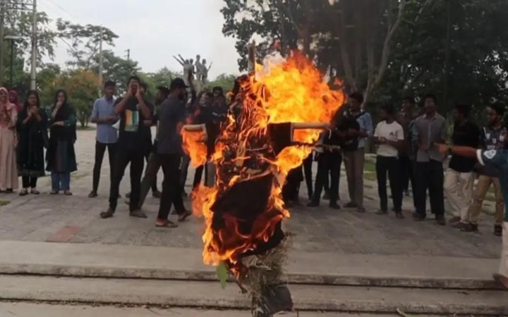 ছাত্রীকে যৌন হয়রানির অভিযোগে খুবি শিক্ষকের কুশপুত্তলিকা দাহ